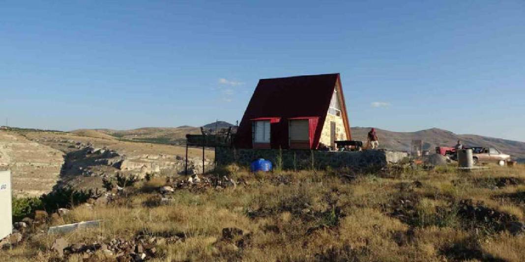 Depremden korktu 1600 rakıma yerleşti! Bu evi gören dönüp bir daha bakıyor: Adeta küçük bir müze… 4